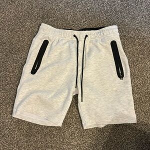 Men’s pull on American Eagle shorts.